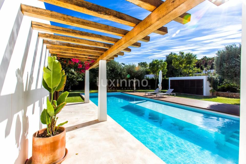 Vista de la piscina y el jardín. Foto: cortesía de luxinmo.com.