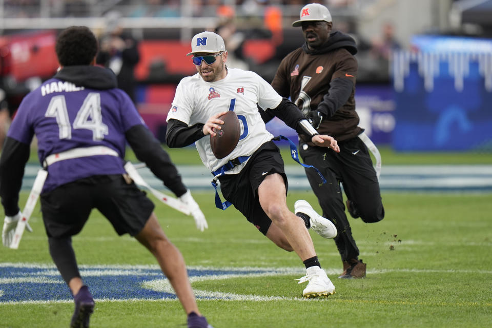 El quarterback de la NFC Baker Mayfield, de los Buccaneers de Tampa Bay, se escabulle ante la AFC durante el evento de fútbol bandera en el juego de Pro Bowl de la NFL, el domingo 4 de febrero de 2024, en Orlando. (AP Foto/Chris O'Meara)