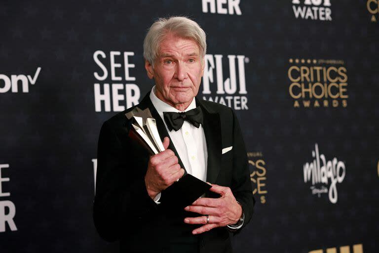 Harrison Ford con su premio en los Critics' Choice Awards 2024