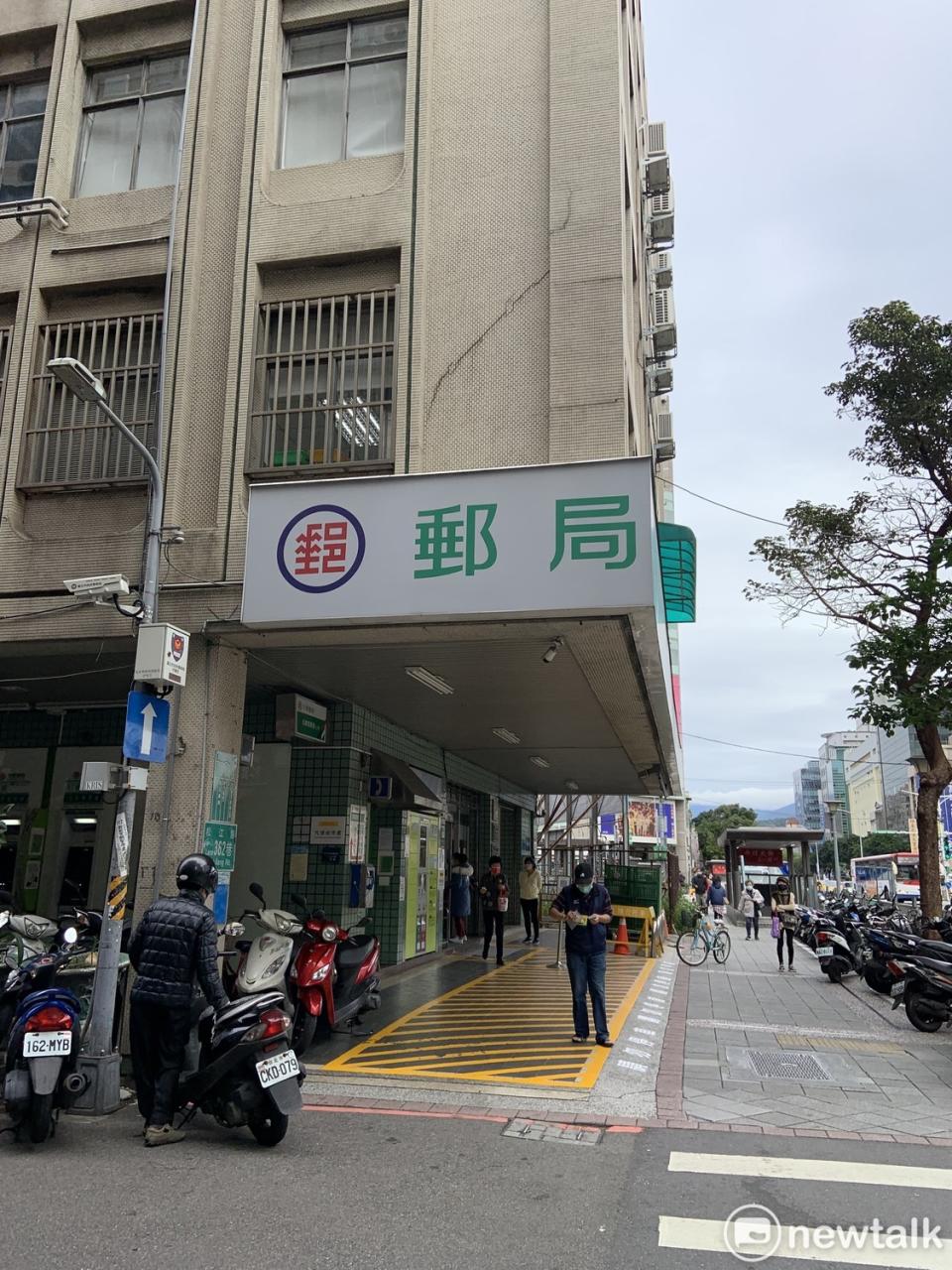 中華郵政表示，端午連假期間，除台北故宮郵局外，其餘郵局一律停止營業。   圖：張家寧／攝