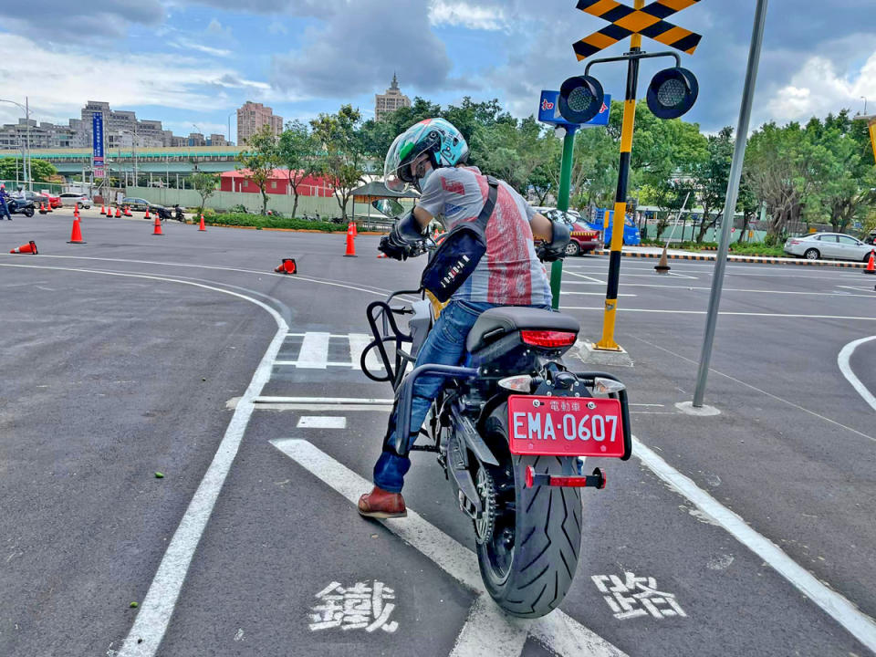 經過教材引導後，學員都能做出自主性性質的防衛駕駛。（加菲貓 陳琮閔）