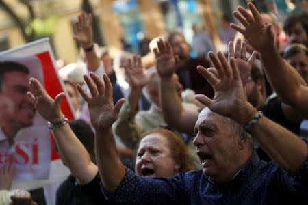 Supporters of Spain's Socialist party (PSOE) leader Pedro Sanchez wait outside the party's headquarters during the party's assembly meeting in Madrid, Spain, October 1, 2016. REUTERS/Susana Vera