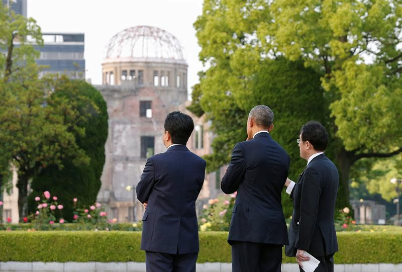 El presidente de Estados Unidos, Barack Obama conversa con el primer ministro nipón, Shinzo Abe, y el ministro de Exteriores de Japón, Fumio Kishida, tras una ofrenda floral en el Parque de la Paz el 27 de mayo de 2016 en Hiroshima EFE/Kimimasa Mayama / Pool