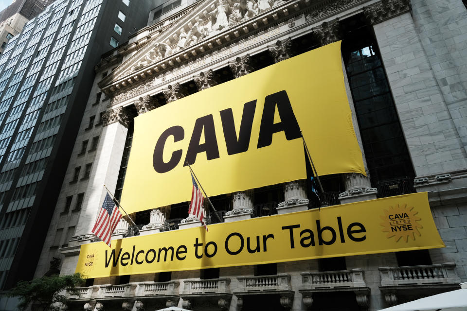 NEW YORK, NY – 15. JUNI: Ein Schild der mediterranen Restaurantkette Cava wird vor der New York Stock Exchange (NYSE) ausgestellt, während das Unternehmen am 15. Juni 2023 in New York City an die Börse geht.  Cava bezifferte den Börsengang auf 22 US-Dollar pro Aktie und bewertete das Unternehmen damit mit 2,5 Milliarden US-Dollar.  (Foto von Spencer Platt/Getty Images)