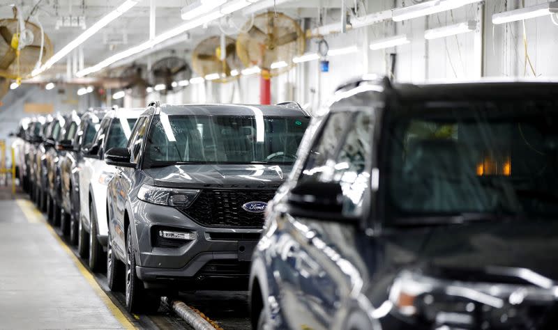 Foto de archivo de varias unidades del modelo Explorer en la planta de ensamblaje de Ford en Chicago, Illinois