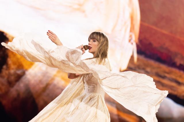 Taylor Swift Receives Backlash As She Becomes 'CO2e Polluter Of The Year';  Her Team Calls It 'Blatantly Incorrect' - Entertainment