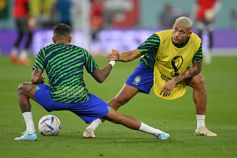 Los jugadores brasileños Raphinha y Richarlison entran en calor antes del partido contra Suiza