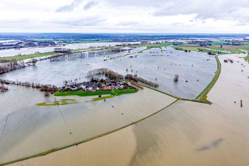 An aerial view shows the Kleve district of Schenkenschanz surrounded by the Rhine flood. Arnulf Stoffel /dpa