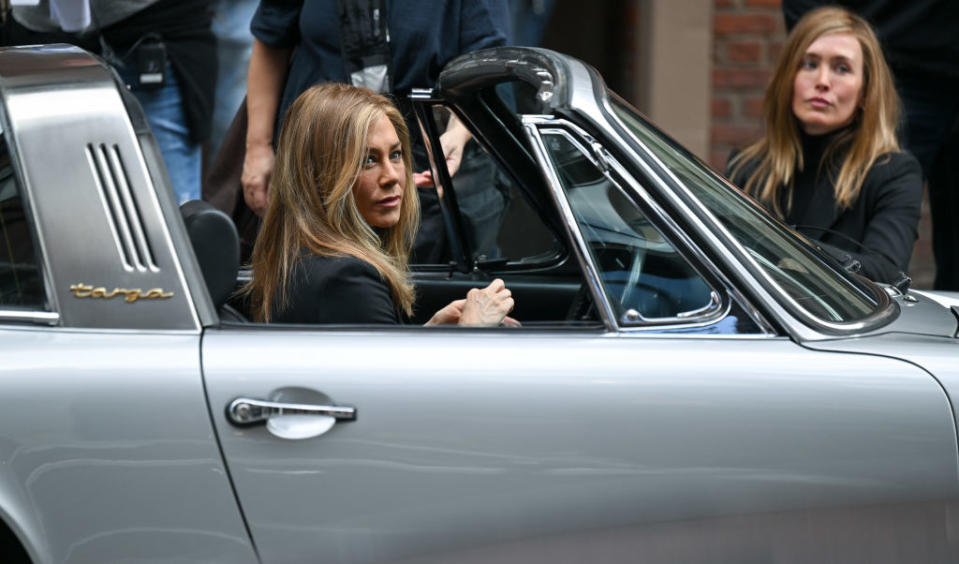 Jennifer Aniston and Kelly Phelan on set