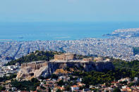 <p>Si quieres evitar las aglomeraciones y el calor cuando visites la Acrópolis de Atenas, te recomendamos que vayas antes del verano. Ahora en la capital de Grecia sus habitantes disfrutan de una agradable temperatura (entre 12 y 19 grados). (Foto: <a rel="nofollow noopener" href="https://pixabay.com/" target="_blank" data-ylk="slk:Pixabay;elm:context_link;itc:0;sec:content-canvas" class="link ">Pixabay</a>). </p>
