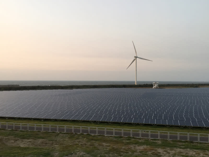 台灣海峽是極佳的風場廊道，巨大的風機迎風發電，機艙頂端有風向計與風速計可調整風機的運轉。圖為台電「彰濱雙綠能」陸域風機。圖／中央社