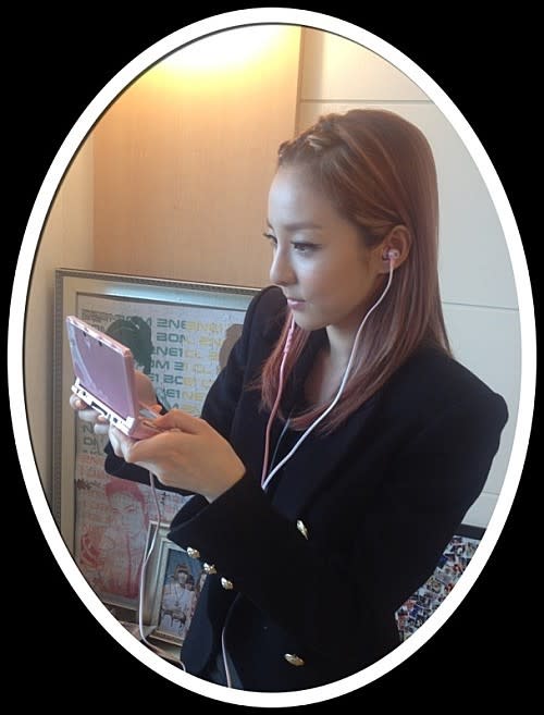 2NE1’s Sandara Park Pulls off Pink Hair