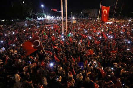 Supporters of Turkish President Tayyip Erdogan gather on Taksim square in Istanbul, Turkey, July 17, 2016. REUTERS/Huseyin Aldemir