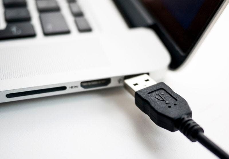 A photo illustration shows a USB device being plugged into a laptop computer in Berlin July 31, 2014.    REUTERS/Thomas Peter 