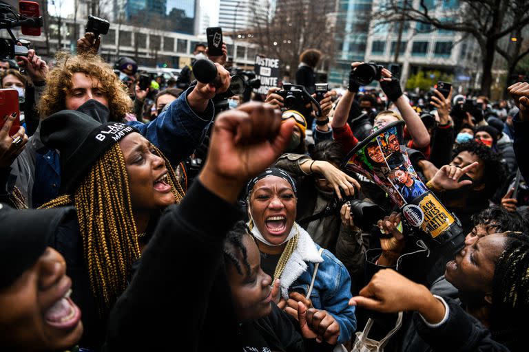 La gente celebra mientras se anuncia el veredicto en el juicio del exoficial de policía Derek Chauvin, frente al Centro de Gobierno del Condado de Hennepin en Minneapolis, Minnesota, el 20 de abril de 2021