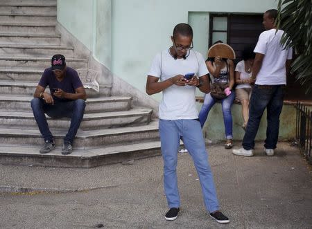 Cubans use the internet via public Wi-Fi in Havana July 2, 2015. REUTERS/Enrique de la Osa