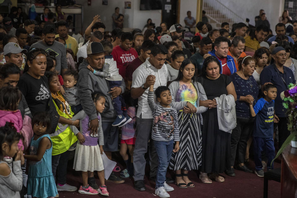 Migrantes mexicanos, muchos del estado de Michoacán, asisten al servicio religioso del refugio cristiano Embajadores de Jesús en Tijuana, México, el martes 26 de septiembre de 2023. Mientras en México hay varios espacios para albergar migrantes, en Tijuana ha percibido un nuevo flujo de mexicanos que huyen de la violencia, la extorsión y las amenazas del crimen organizado. (AP Foto/Karen Castaneda)