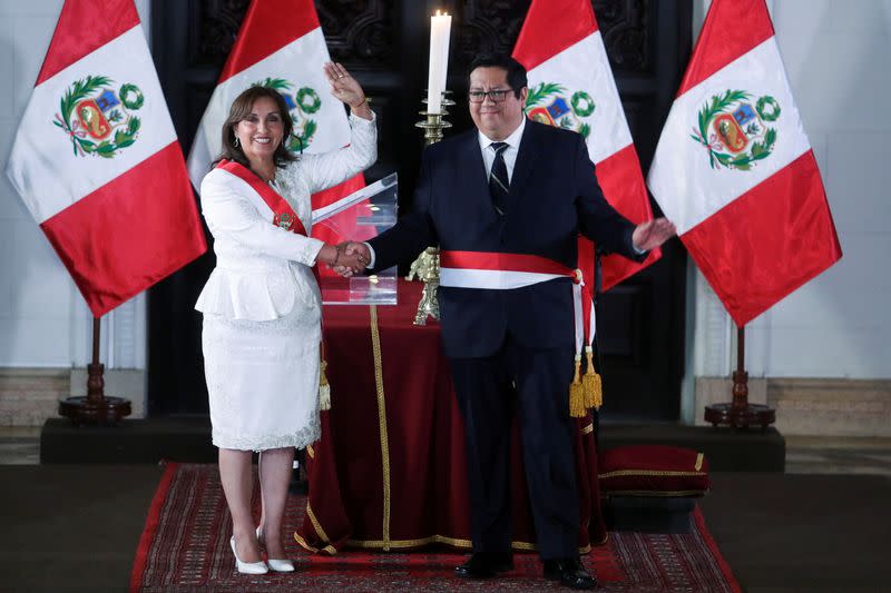 La presidenta de Perú, Dina Boluarte, quien asumió el cargo tras la destitución de su predecesor Pedro Castillo, saluda junto a Alex Contreras, nuevo ministro de Economía y Finanzas de Perú, en Lima