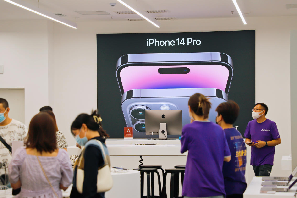 YICHANG, CHINA - SEPTEMBER 18, 2022 - Citizens shop for an Apple iPhone 14 at an Apple iPhone sales store in Yichang, Hubei province, China, Sept 18, 2022. (Photo credit should read CFOTO/Future Publishing via Getty Images)