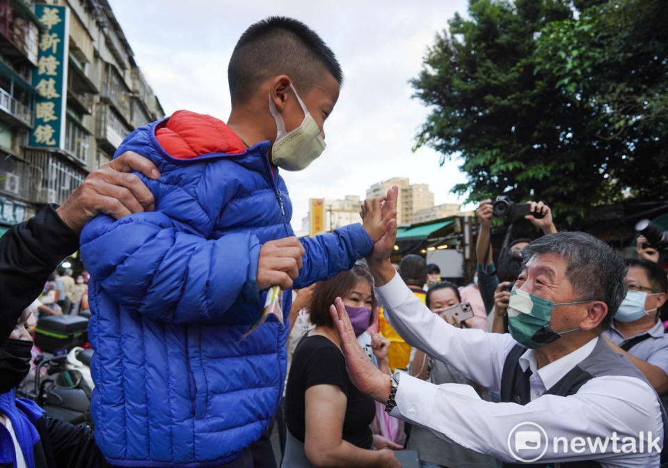 民進黨台北市長候選人陳時中到萬華雙和市場掃街拜票。   圖：張良一/攝