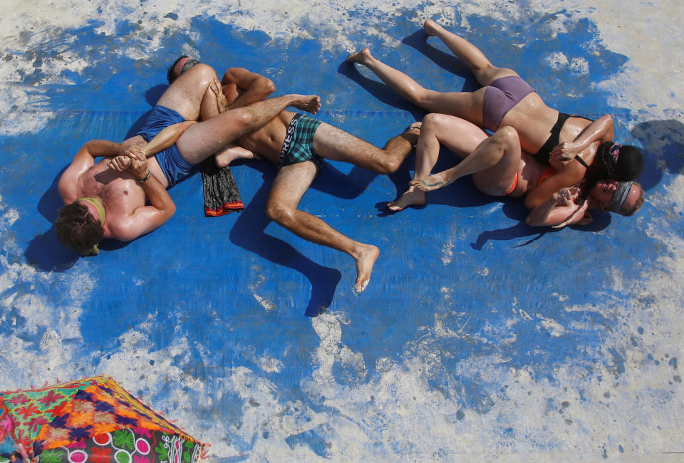 <p>Participants compete in blindfolded oiled wrestling as approximately 70,000 people from all over the world gathered for the annual Burning Man arts and music festival in the Black Rock Desert of Nevada, Sept. 1, 2017. (Photo: Jim Urquhart/Reuters) </p>