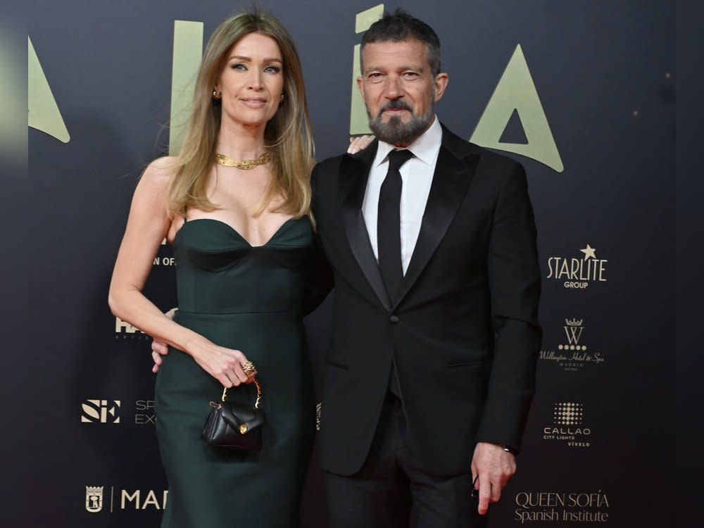 Antonio Banderas und seine Partnerin Nicole Kimpel zusammen auf dem roten Teppich der Talia Awards 2024 in Madrid. (Bild: Cordon Press/Action Press)