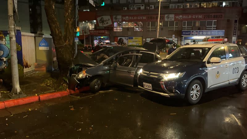 灰車車頭全毀。（圖／翻攝畫面）