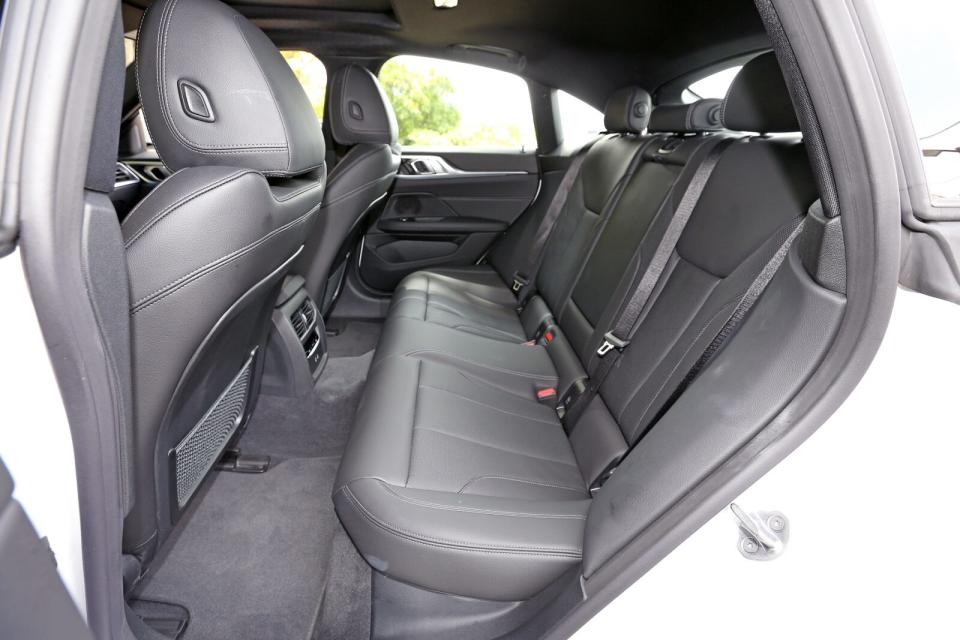 後座空間表現與4GC相同，偏高的車室底板對於坐姿與頭部空間都有一定影響。