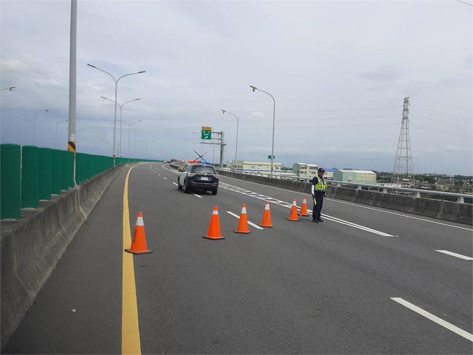 台84快速道路嚴重車禍　拖板車撞工程車陷火海　　1人一度OHCA