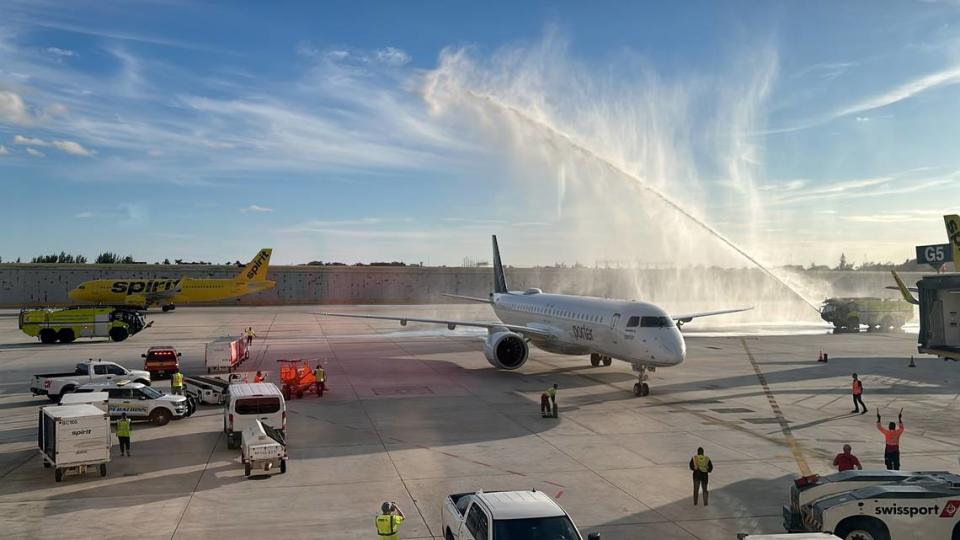 Una de las salvas de agua recibidas hoy en el Aeropuerto Internacional de Fort Lauderdale-Hollywood (FLL) por el vuelo inaugural de Porter Airlines procedente de Toronto.