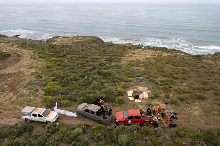 Vista aérea del pozo donde fueron hallados cuatro cadáveres, tres serían de los surfistas desaparecidos (Photo by Guillermo Arias / AFP)