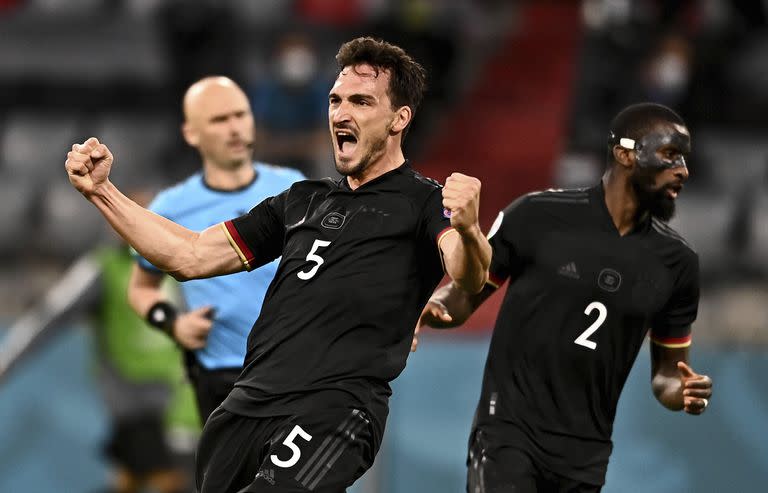 El festejo de Mats Hummels y Antonio Ruediger; Alemania pasó con lo justo al empatar con Hungría en el Allianz Arena en Múnich, y afrontará un duelo tremendo frente a Inglaterra