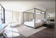 <p>También en el dormitorio principal (situado en el segundo piso) entra mucha luz solar. Además, hay un completo vestidor.<br><br>Foto: <a rel="nofollow noopener" href="https://hiltonhyland.com/property/2232-westridge-rd-los-angeles-ca-90049-us" target="_blank" data-ylk="slk:Hilton & Hyland;elm:context_link;itc:0;sec:content-canvas" class="link ">Hilton & Hyland</a><br><br></p>