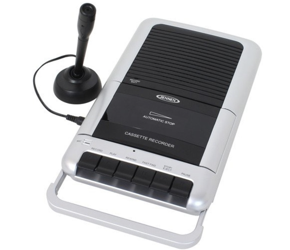 <p>Il Jensen MCR-100 Cassette Player/Recorder è il modello “shoebox” della Jensen con cui ascoltare musicassette e registrare audio vocali su nastro servendosi del microfono esterno per rese ottimali. Prezzo: 39,99 dollari su Amazon.com </p>