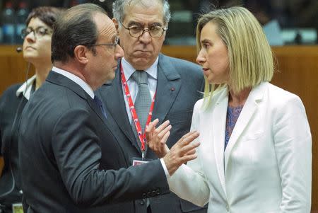 French President Francois Hollande (L) and EU foreign policy chief Federica Mogherini attend a European Union leaders extraordinary summit on the migrants crisis, in Brussels, Belgium September 23, 2015. REUTERS/Yves Herman
