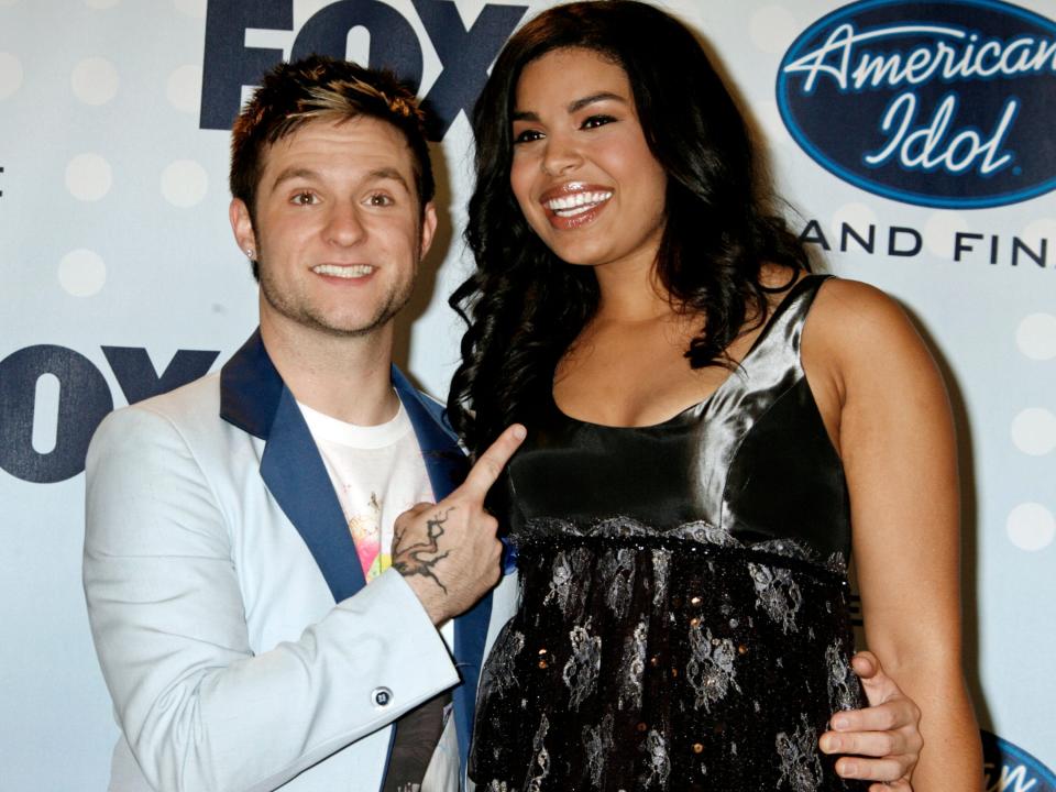 blake lewis pointing at jordin sparks on the americna idol red carpet in 2007