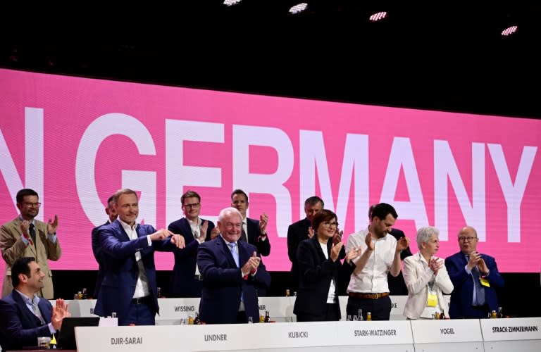 Mit einer Debatte über den Wiedereinstieg in die Atomkraft hat die FDP ihren Bundesparteitag in Berlin fortgesetzt. Die Delegierten lehnten den Antrag der Landesverbände Thüringen, Sachsen und Sachsen-Anhalt aber mit knapper Mehrheit ab. (Tobias SCHWARZ)