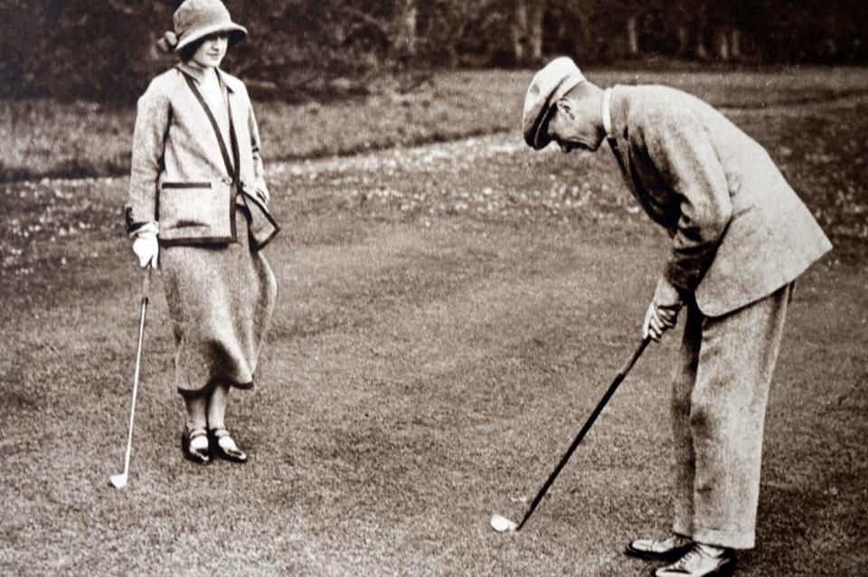 <p>Aunque los padres de Isabel II se acababan de comprometer cuando los inmortalizaron jugando al golf, la reina madre rechazó tres veces a Jorge VI antes de casarse con el rey el 26 de abril de 1923. (Foto: Photo12 / Universal Images Group via Getty Images)</p> 