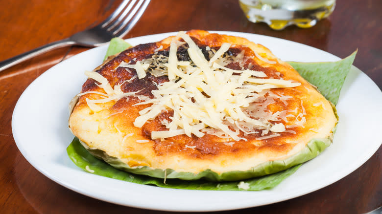 bibingka with shredded cheese topping