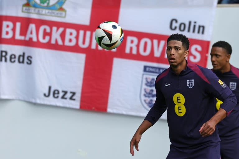 El internacional inglés Jude Bellingham durante un entrenamiento en Jena, Alemania, previo a la Eurocopa, el 11 de junio (Adrian DENNIS)