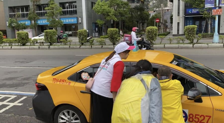圖／新北市議員陳乃瑜緊急找了20輛的計程車疏解人潮。（圖／陳乃瑜美人瑜媽媽臉書）
