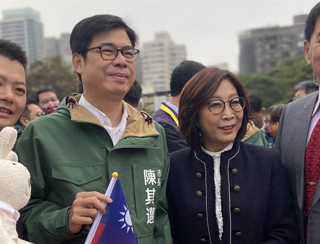 高雄市長陳其邁（左一）在致詞時不小心口誤，將新上任的議長康裕成（右一）誤叫前議長曾麗燕。（楊舒婷攝）