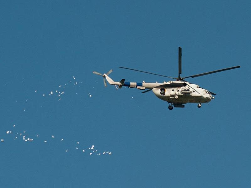 Ein ukrainischer Hubschrauber wirft Flugblätter über Kramatorsk und Slawjansk ab. Foto: Evgeniy Maloletka