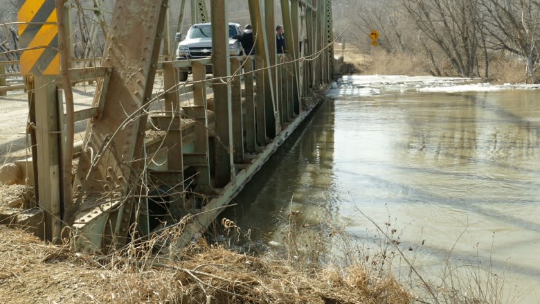 Flooding prompts evacuations in 4 First Nations, states of emergency in Manitoba communities