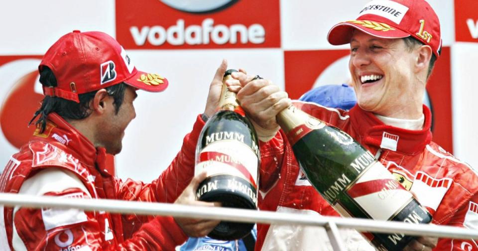 Felipe Massa dan Michael Schumacher, Ferrari, merayakannya.  Amerika Serikat, Juli 2006. Kredit: Alamy