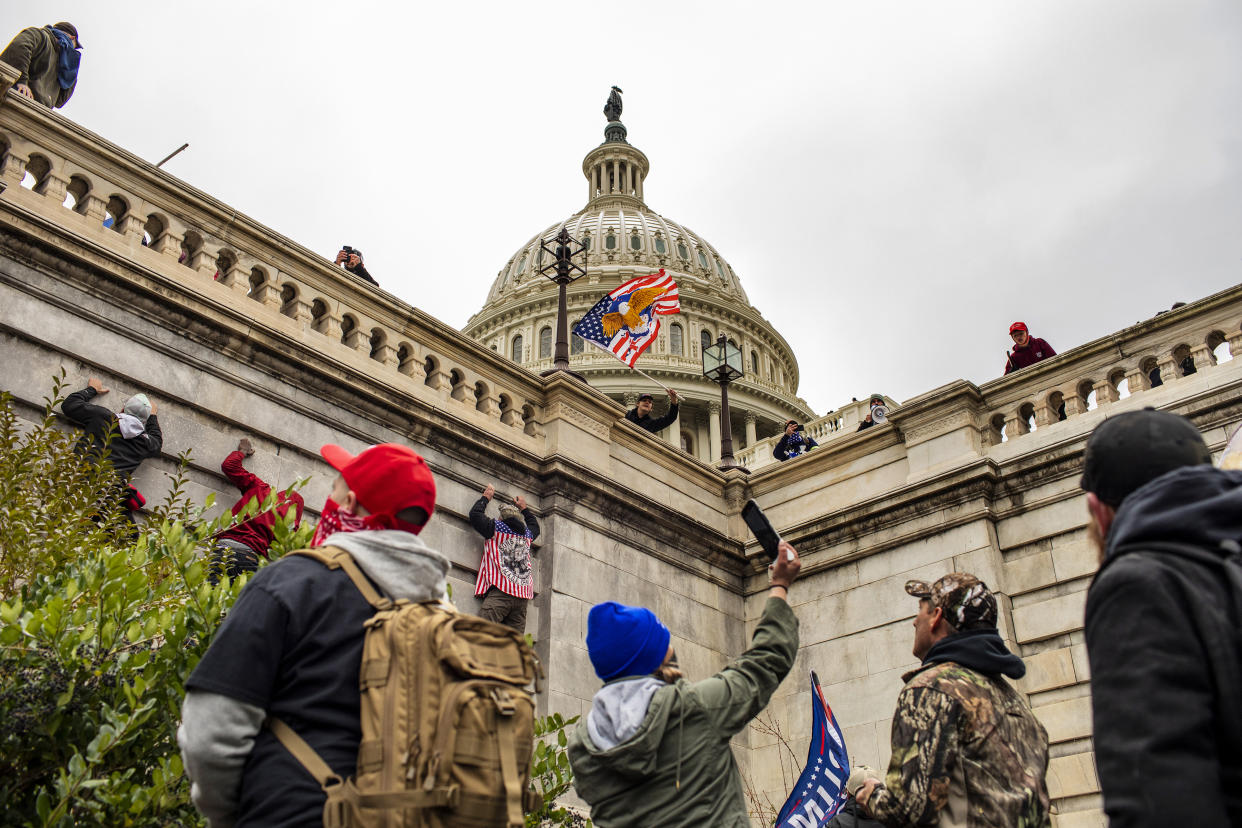 En una fotografía obtenida por The New York Times, una bandera invertida ondeando en la residencia del juez de la Corte Suprema, Samuel Alito, en Alexandria, Virginia, el 17 de enero de 2021, tres días antes de la toma de posesión de Biden. (vía The New York Times)