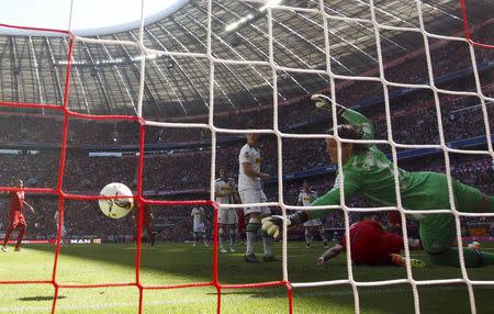 Football Soccer - Bayern Munich v Borussia Moenchengladbach - German Bundesliga - Allianz-Arena, Munich, Germany 30/04/16 - Borussia Moenchengladbach's Yann Sommer fails to save a goal. REUTERS/Michaela Rehle