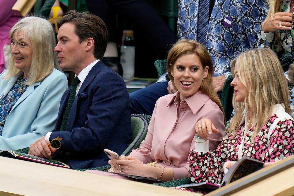 英國王室碧翠絲公主（右二）與老公莫奇（左二）觀看溫網賽事。（AP）