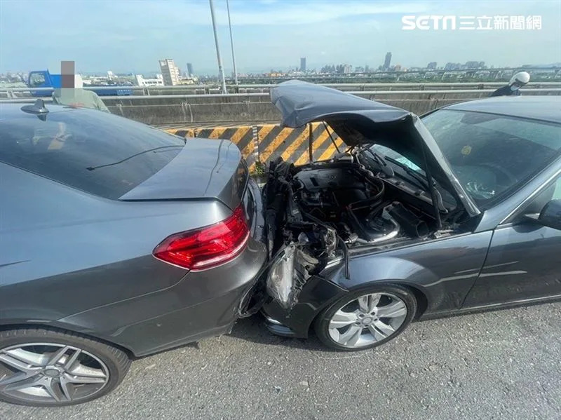 &#x008a31;&#x0059d3;&#x005de5;&#x005ee0;&#x008001;&#x0095c6;&#x005a18;&#x007684;&#x008cd3;&#x0058eb;&#x008eca;&#x0053d7;&#x00640d;&#x008f03;&#x006158;&#x003002;&#x00ff08;&#x005716;&#x00ff0f;&#x007ffb;&#x00651d;&#x00756b;&#x009762;&#x00ff09;