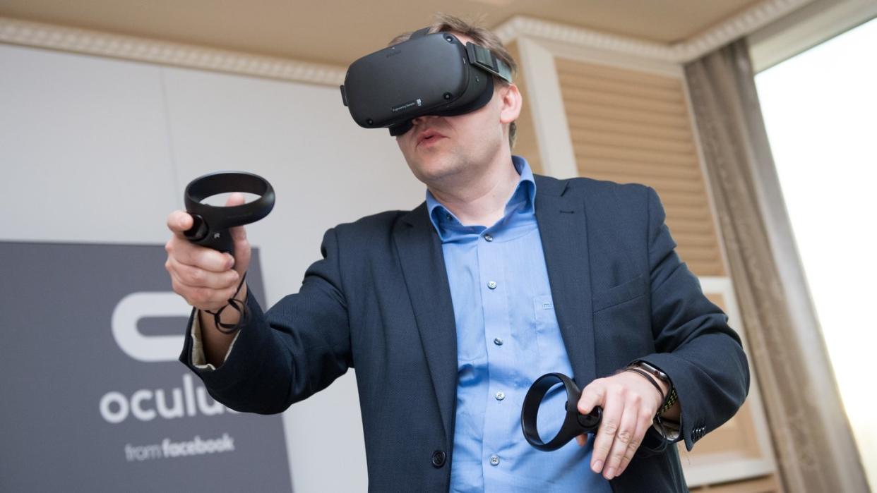 Die Virtual-Reality-Brille Oculus Quest kommt ohne externe Sensoren aus. Die Brille bestimmt selbst ihre Position im Raum und überwacht die Bewegungen der Hand-Controller. Foto: Andrea Warnecke/dpa-tmn